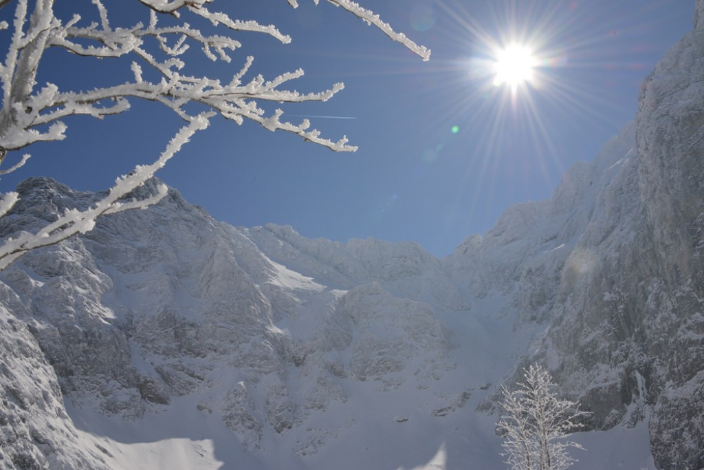 Morskie Oko i Czarny Staw w zimowej scenerii
