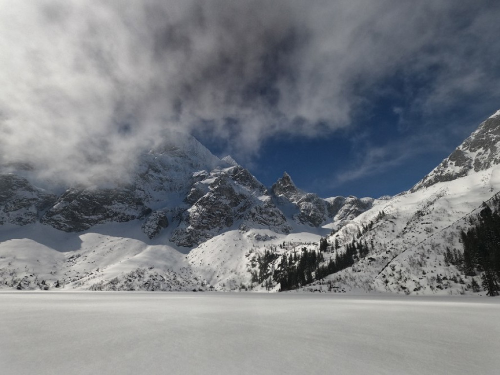 Morskie Oko i Czarny Staw w zimowej scenerii