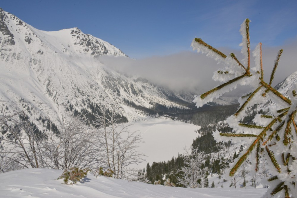 Morskie Oko i Czarny Staw w zimowej scenerii