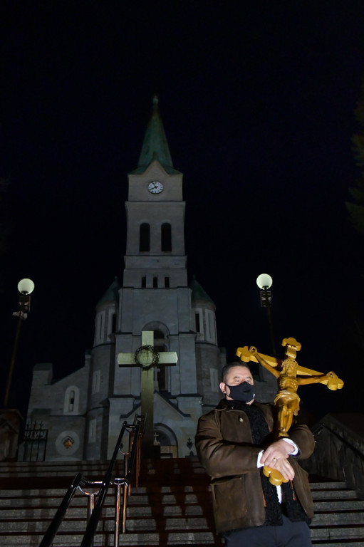 Pandemiczna Droga Krzyżowa na Krupówkach