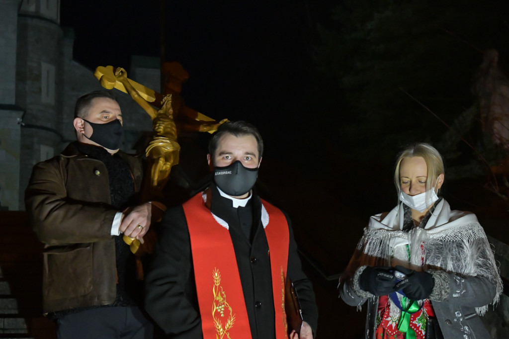 Pandemiczna Droga Krzyżowa na Krupówkach
