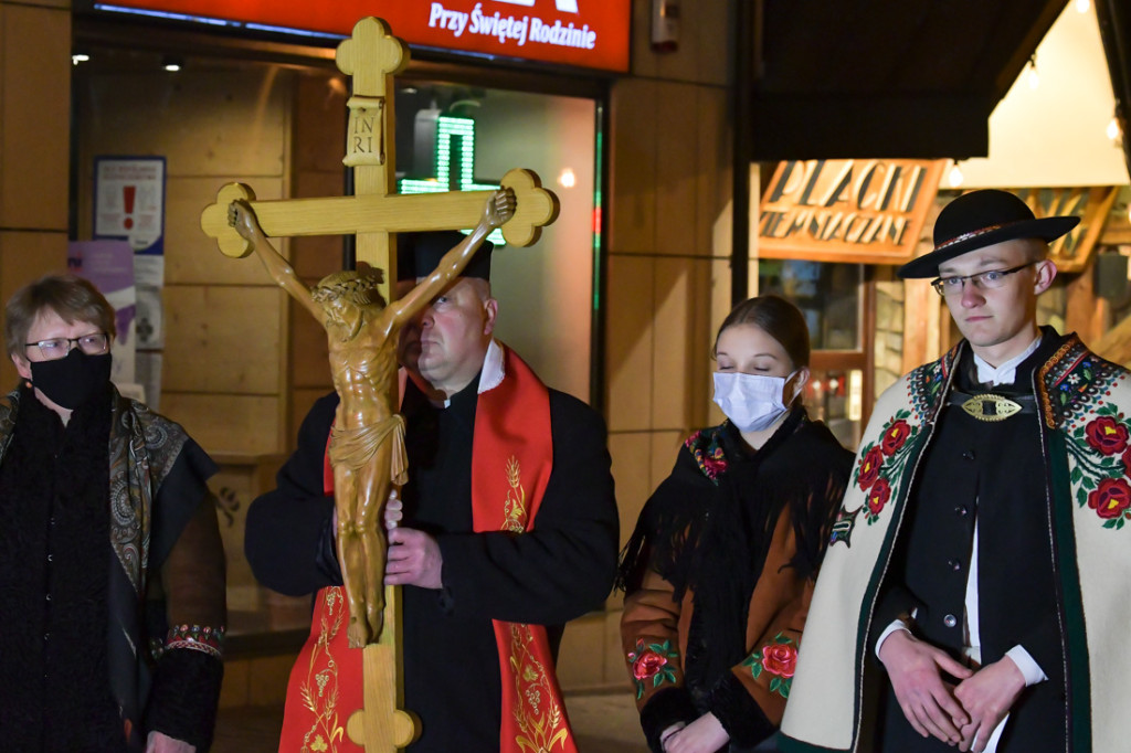 Pandemiczna Droga Krzyżowa na Krupówkach