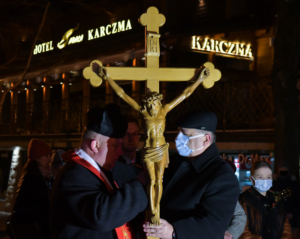 Pandemiczna Droga Krzyżowa na Krupówkach