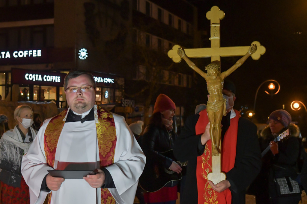 Pandemiczna Droga Krzyżowa na Krupówkach