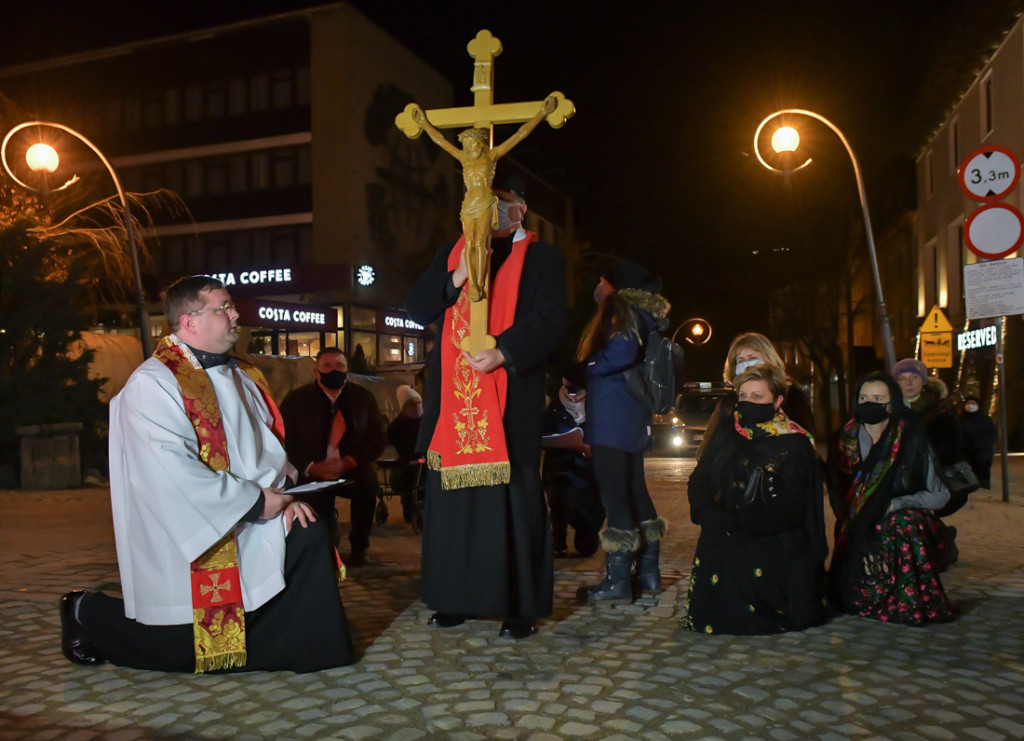 Pandemiczna Droga Krzyżowa na Krupówkach