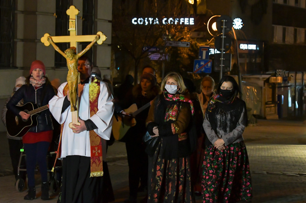 Pandemiczna Droga Krzyżowa na Krupówkach