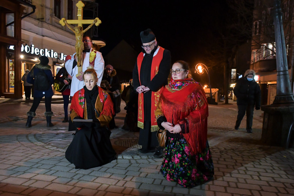 Pandemiczna Droga Krzyżowa na Krupówkach
