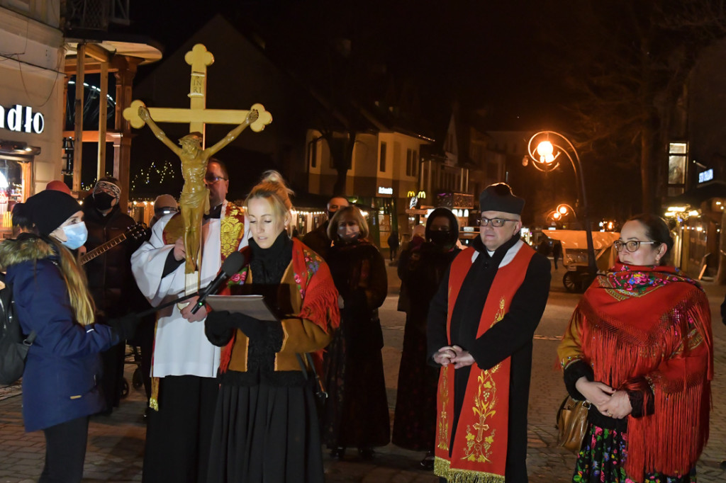 Pandemiczna Droga Krzyżowa na Krupówkach