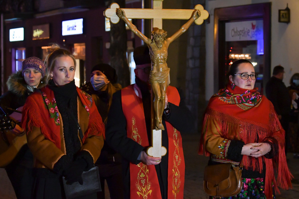 Pandemiczna Droga Krzyżowa na Krupówkach