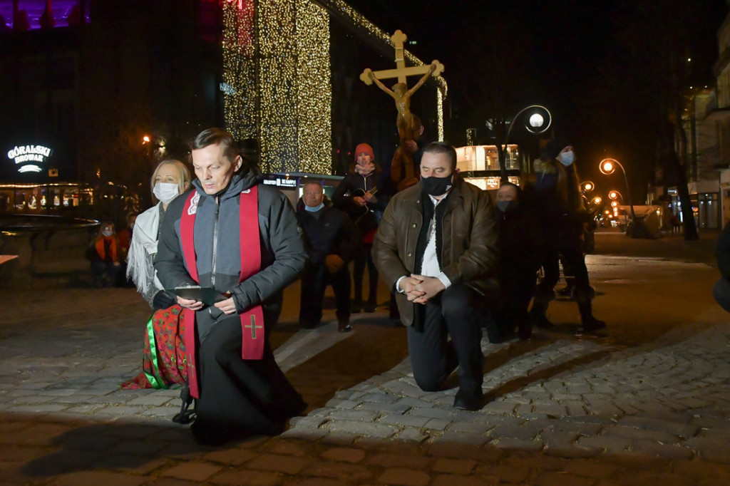 Pandemiczna Droga Krzyżowa na Krupówkach
