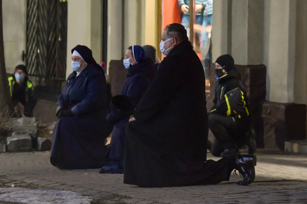 Pandemiczna Droga Krzyżowa na Krupówkach