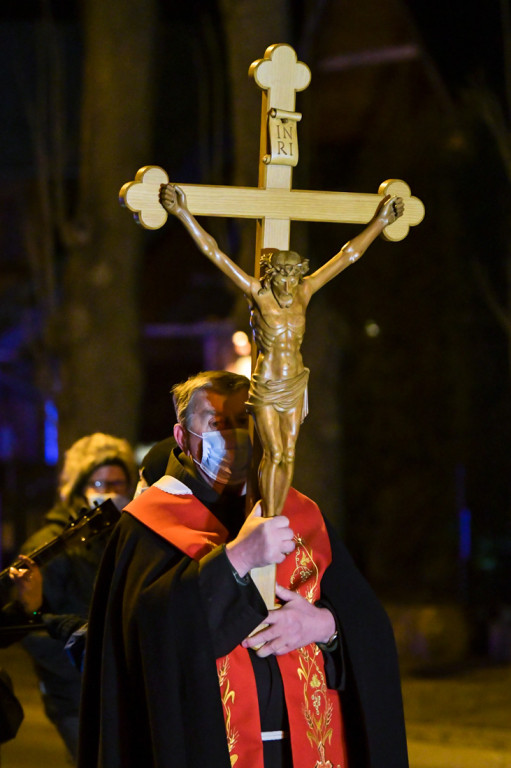 Pandemiczna Droga Krzyżowa na Krupówkach