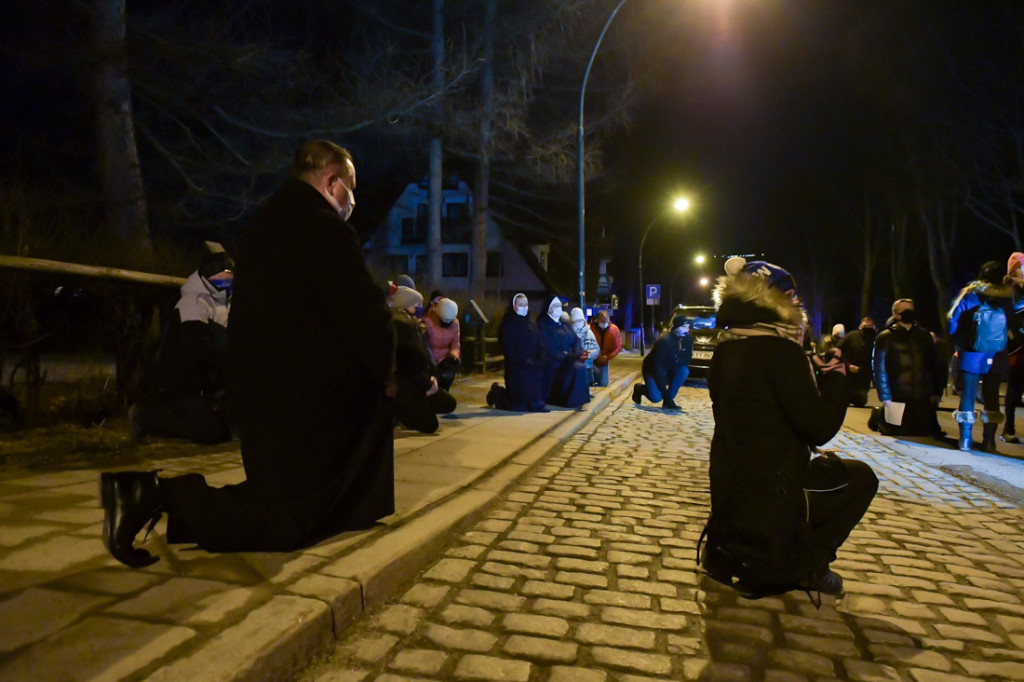 Pandemiczna Droga Krzyżowa na Krupówkach
