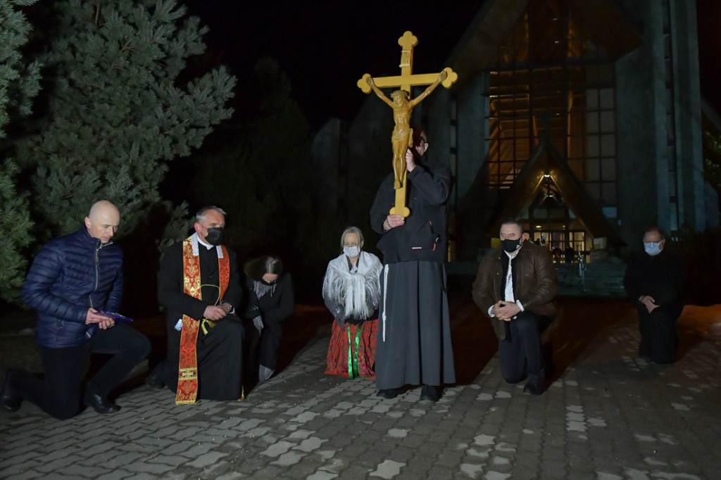 Pandemiczna Droga Krzyżowa na Krupówkach