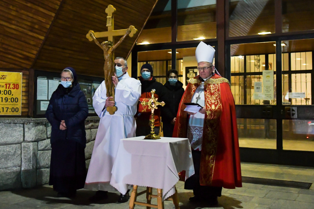 Pandemiczna Droga Krzyżowa na Krupówkach