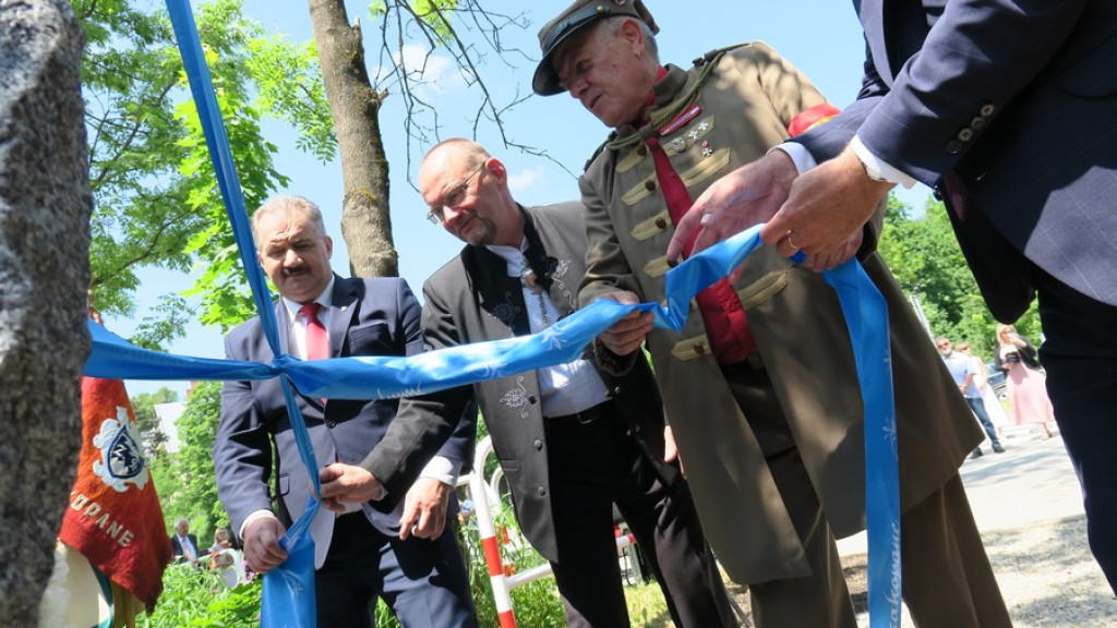 Ziemia spod Góry Świętej Anny w obelisku Powstańców Śląskich