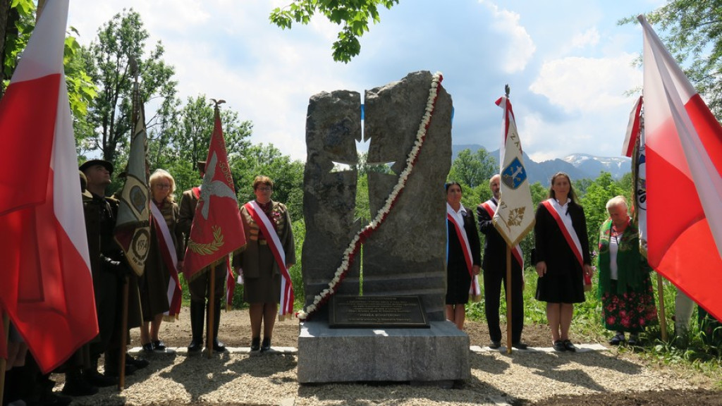 Ziemia spod Góry Świętej Anny w obelisku Powstańców Śląskich
