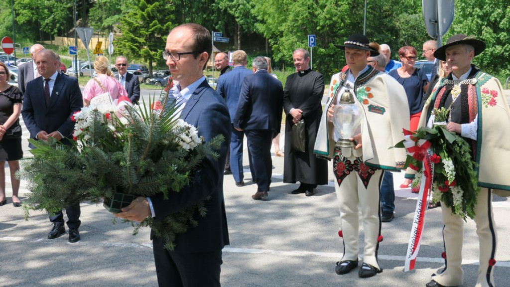 Ziemia spod Góry Świętej Anny w obelisku Powstańców Śląskich