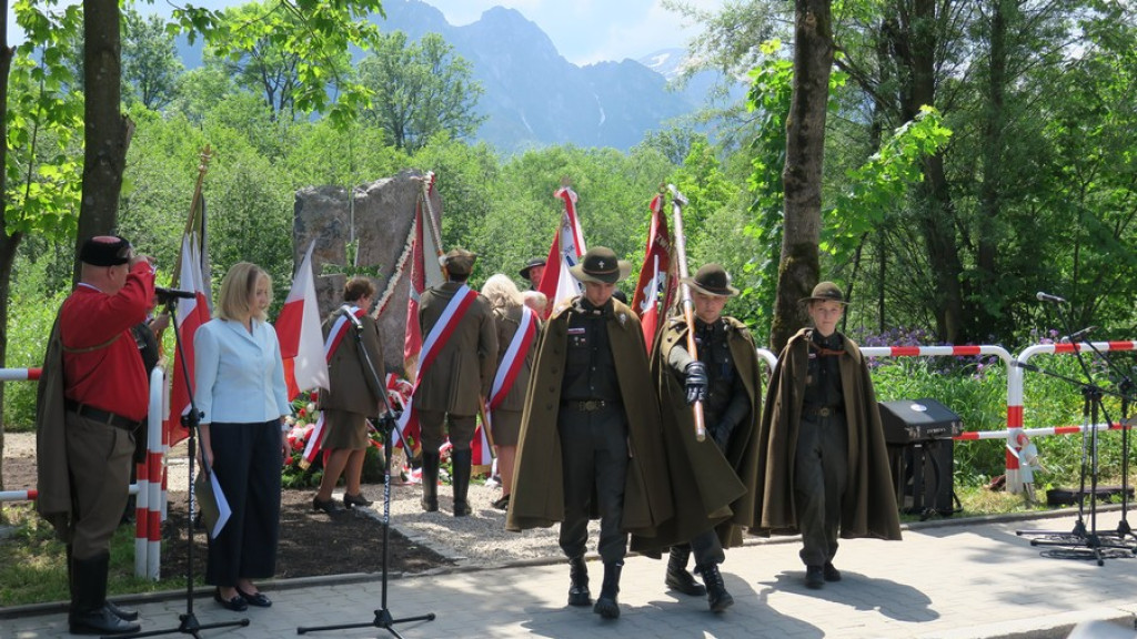 Ziemia spod Góry Świętej Anny w obelisku Powstańców Śląskich