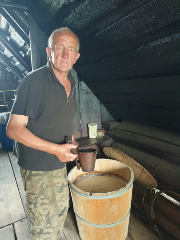 Bacówka z widokiem na Jezioro Orawskie
