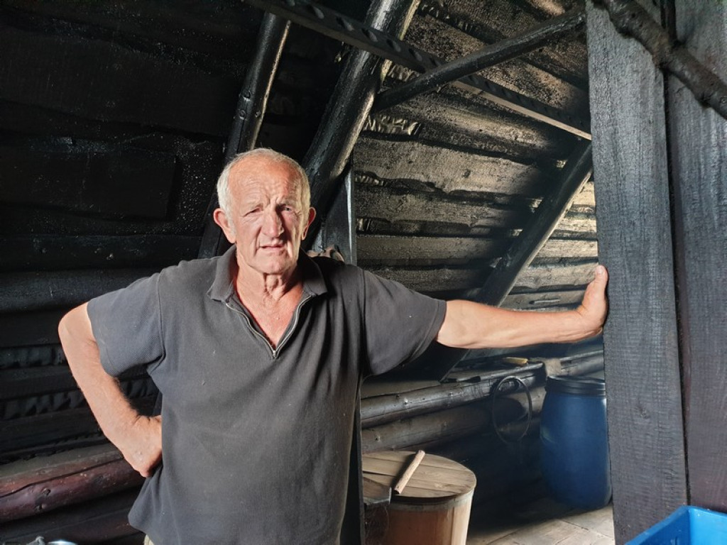 Bacówka z widokiem na Jezioro Orawskie