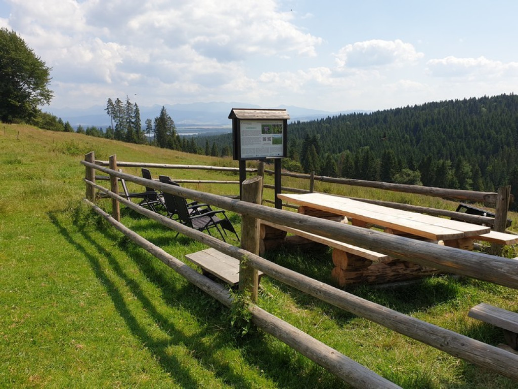 Bacówka z widokiem na Jezioro Orawskie