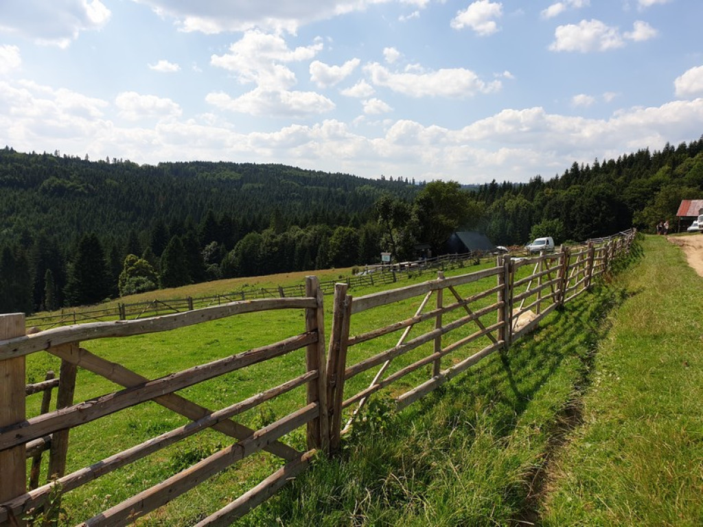 Bacówka z widokiem na Jezioro Orawskie