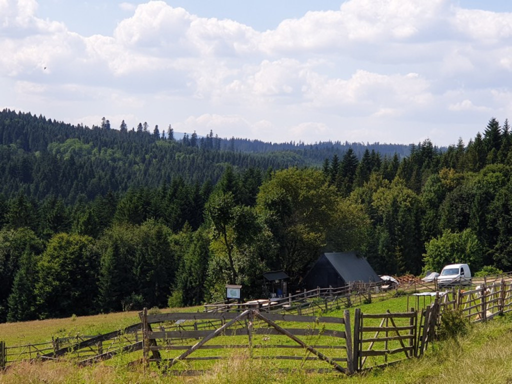 Bacówka z widokiem na Jezioro Orawskie
