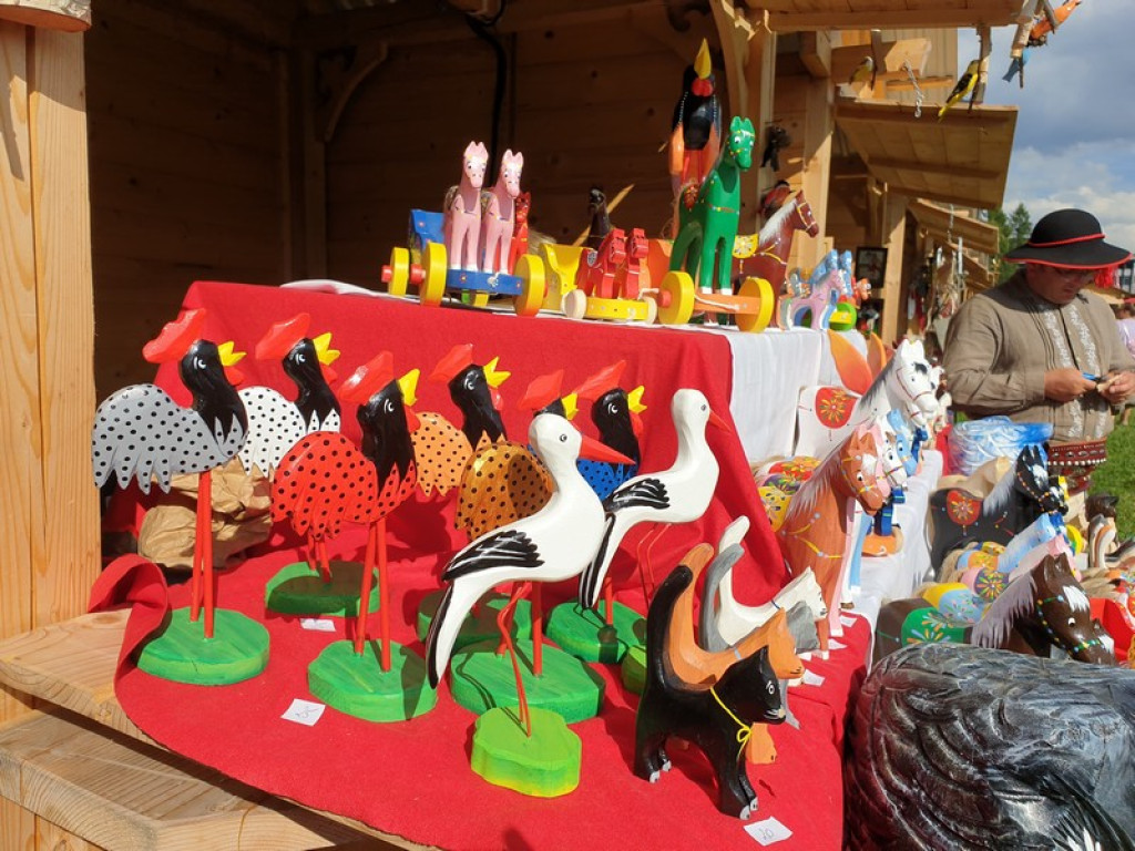Rzeźba, hafty i koronki