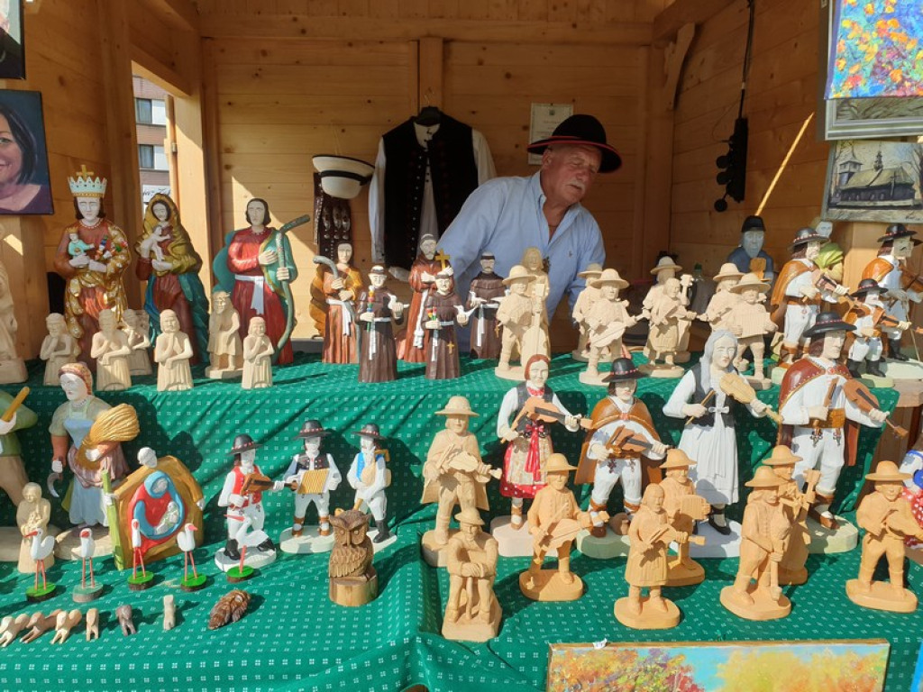 Rzeźba, hafty i koronki