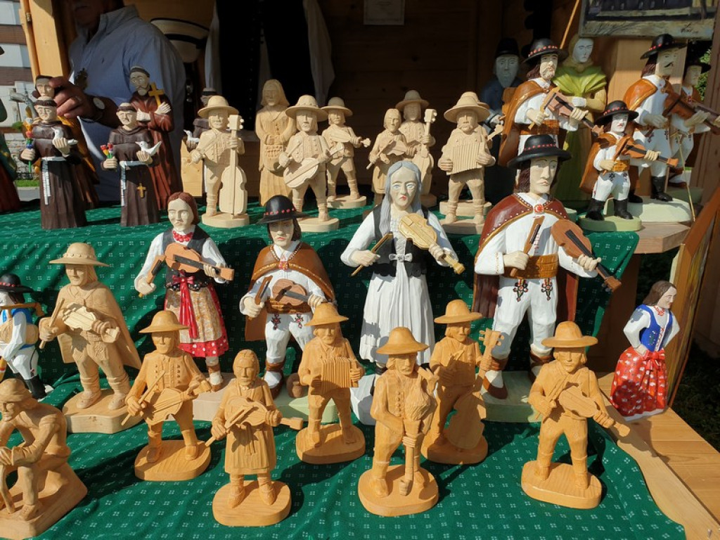 Rzeźba, hafty i koronki