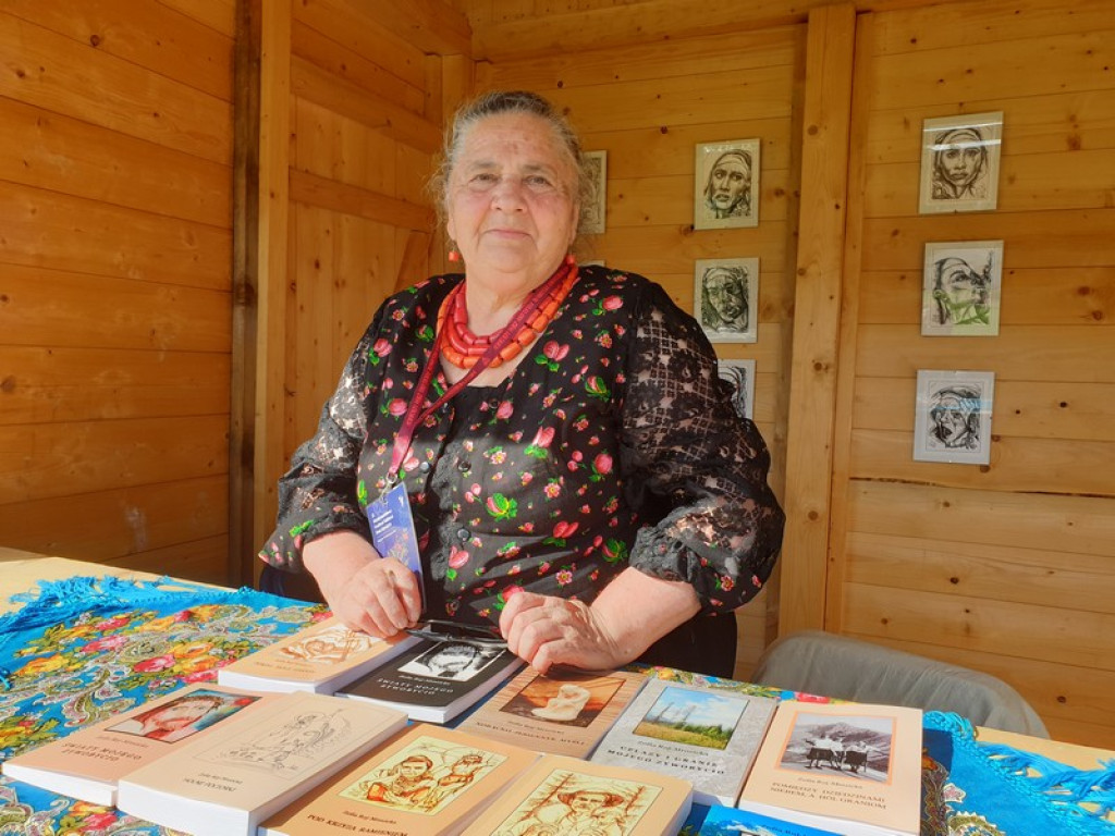 Rzeźba, hafty i koronki