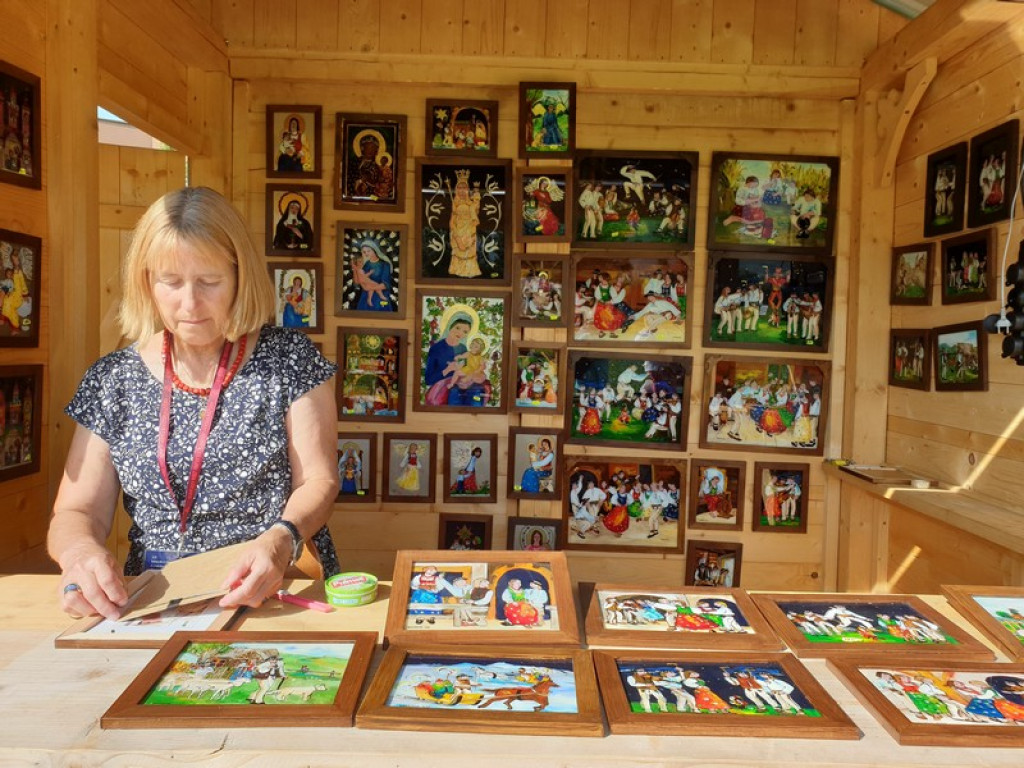 Rzeźba, hafty i koronki