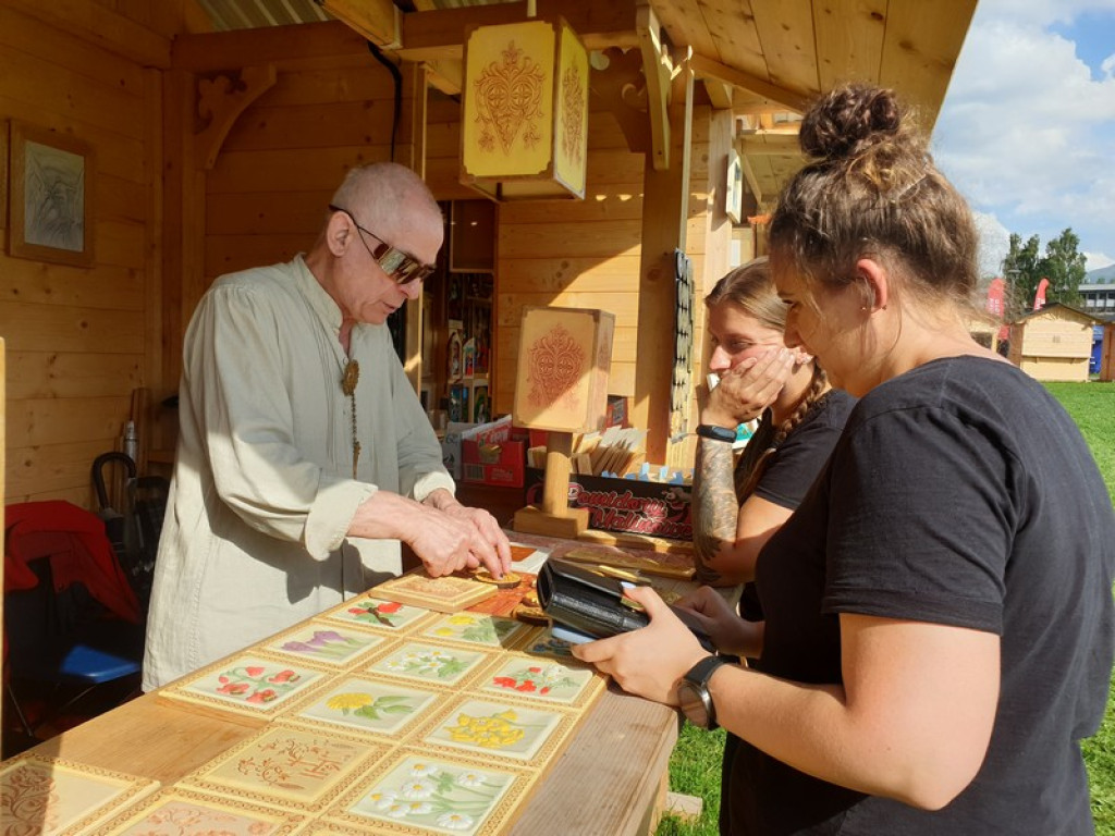 Rzeźba, hafty i koronki