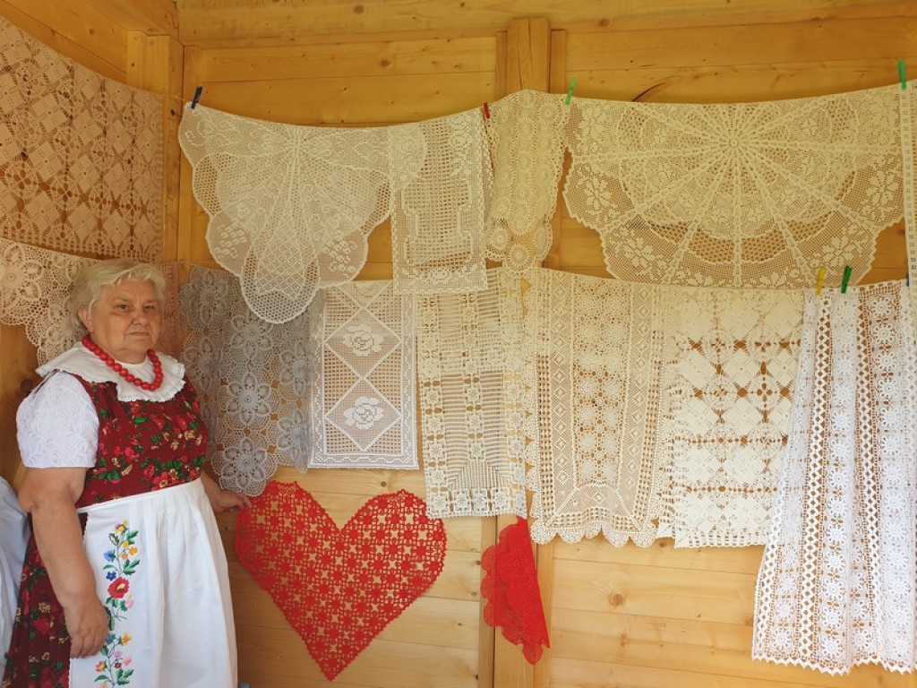 Rzeźba, hafty i koronki
