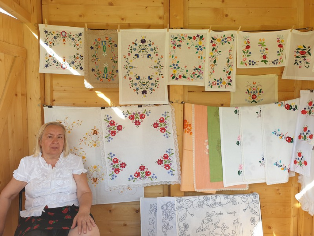 Rzeźba, hafty i koronki