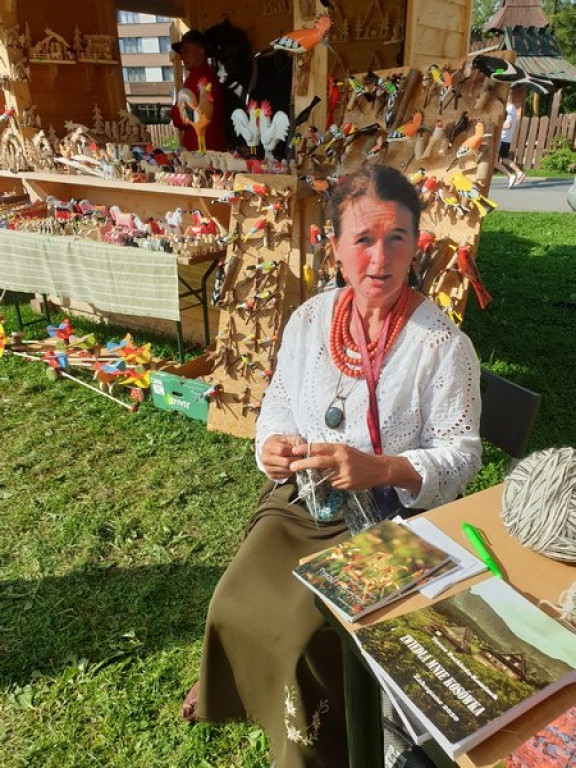 Rzeźba, hafty i koronki