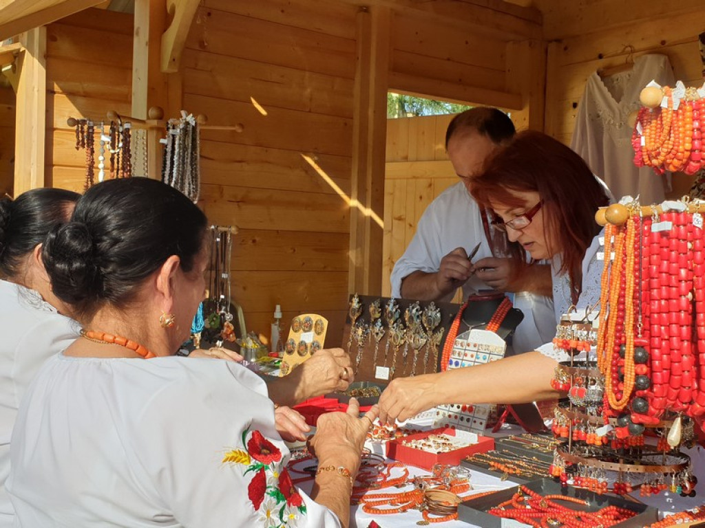 Rzeźba, hafty i koronki