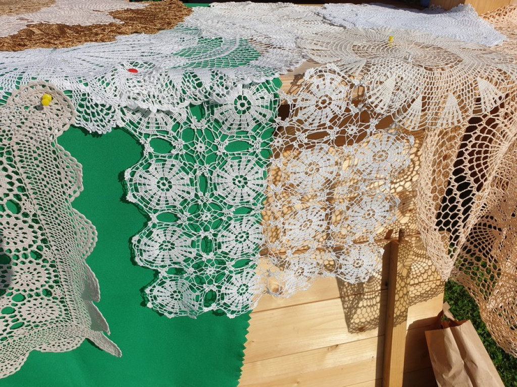 Rzeźba, hafty i koronki