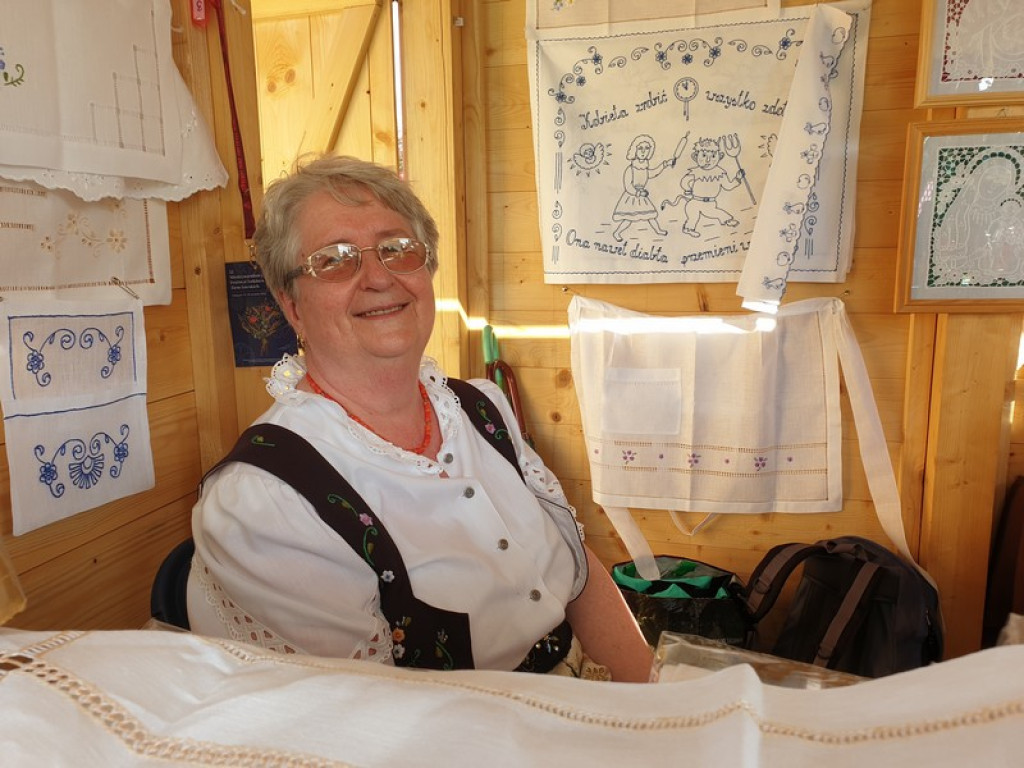 Rzeźba, hafty i koronki