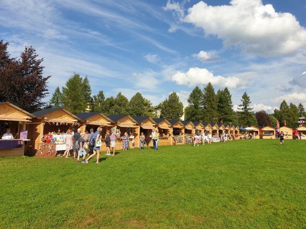 Rzeźba, hafty i koronki