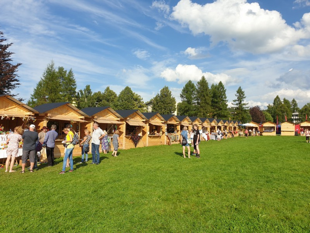 Rzeźba, hafty i koronki