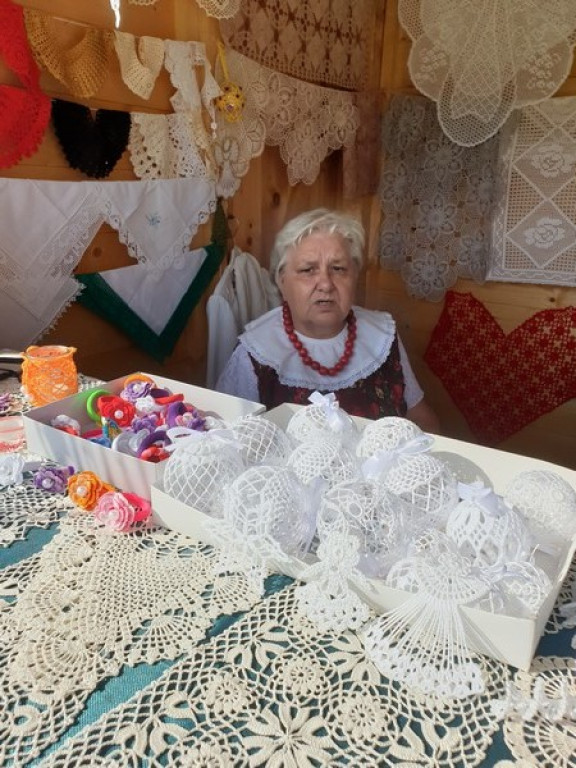 Rzeźba, hafty i koronki