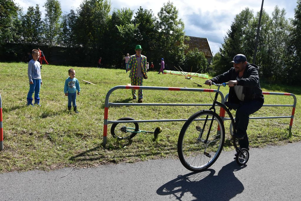 Na stacji PKP Podczerwone - zamiast pociągu rower