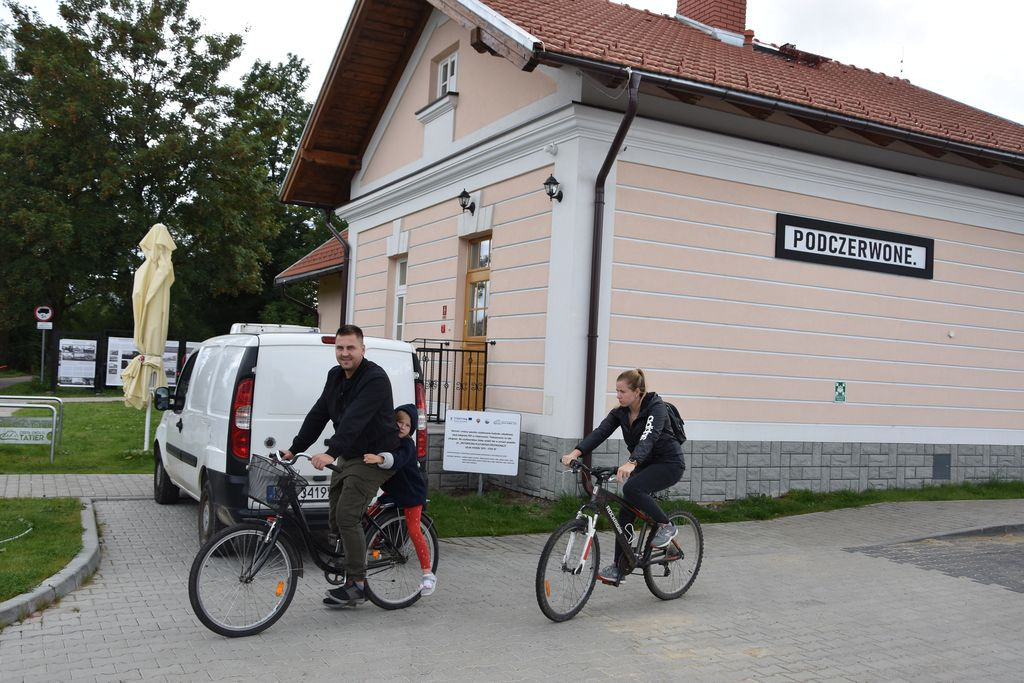 Na stacji PKP Podczerwone - zamiast pociągu rower