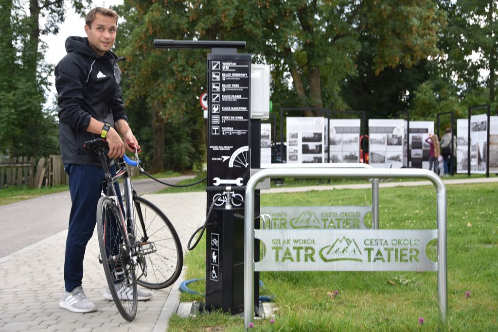 Na stacji PKP Podczerwone - zamiast pociągu rower