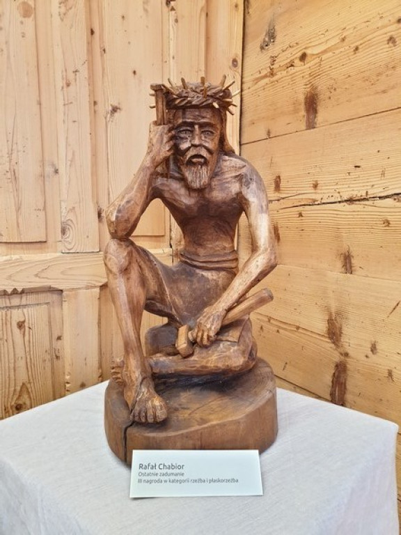 Chrystus Frasobliwy w rzeźbie i na szkle