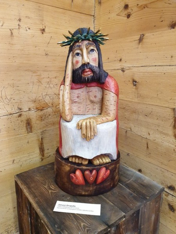Chrystus Frasobliwy w rzeźbie i na szkle