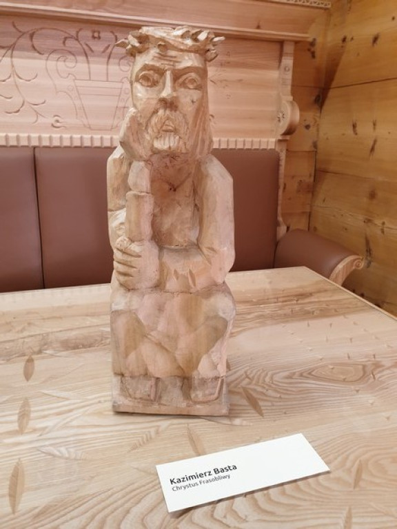 Chrystus Frasobliwy w rzeźbie i na szkle