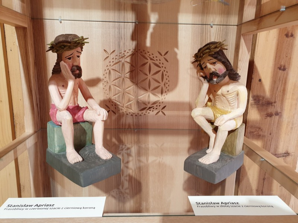 Chrystus Frasobliwy w rzeźbie i na szkle